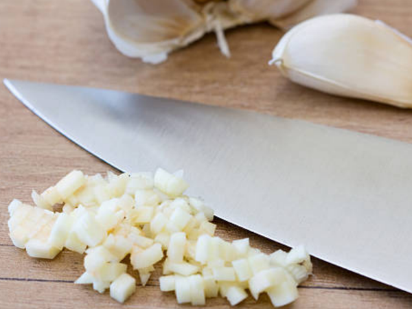 How to Mince Garlic Fast Without a Gadget